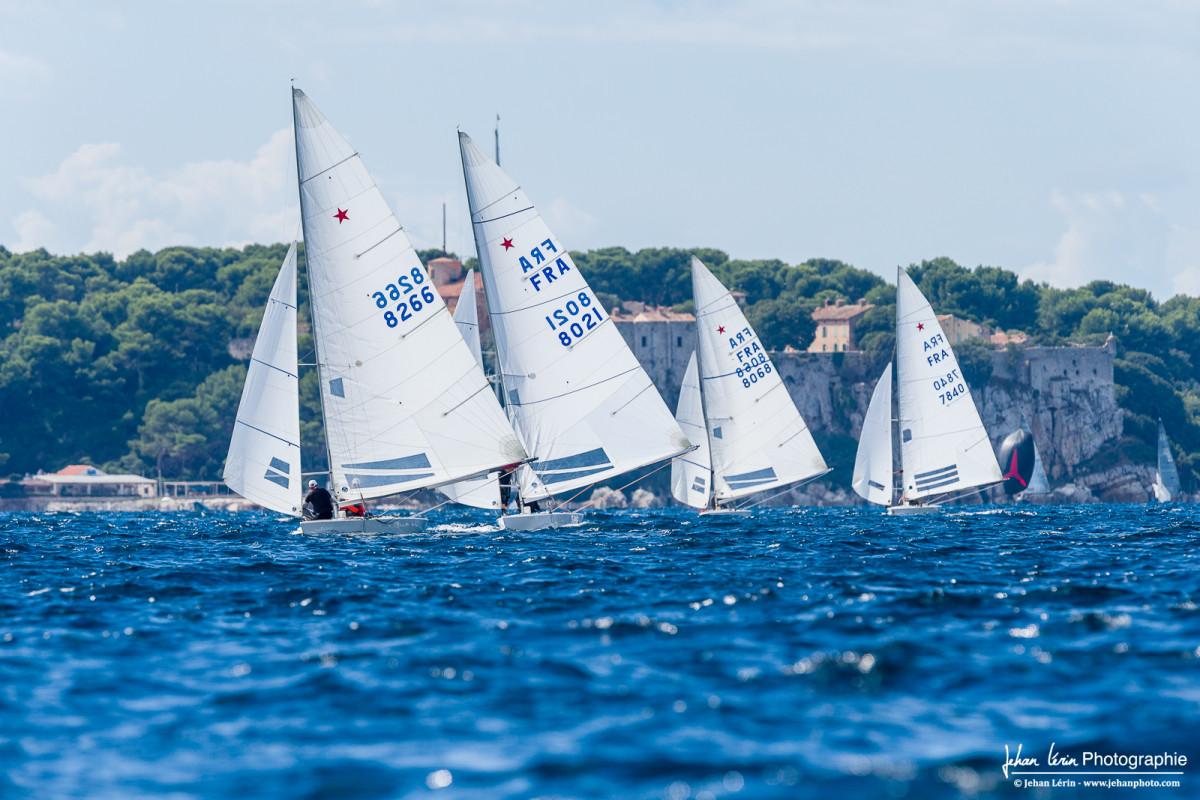 Vent arrière, focs tangonnés.