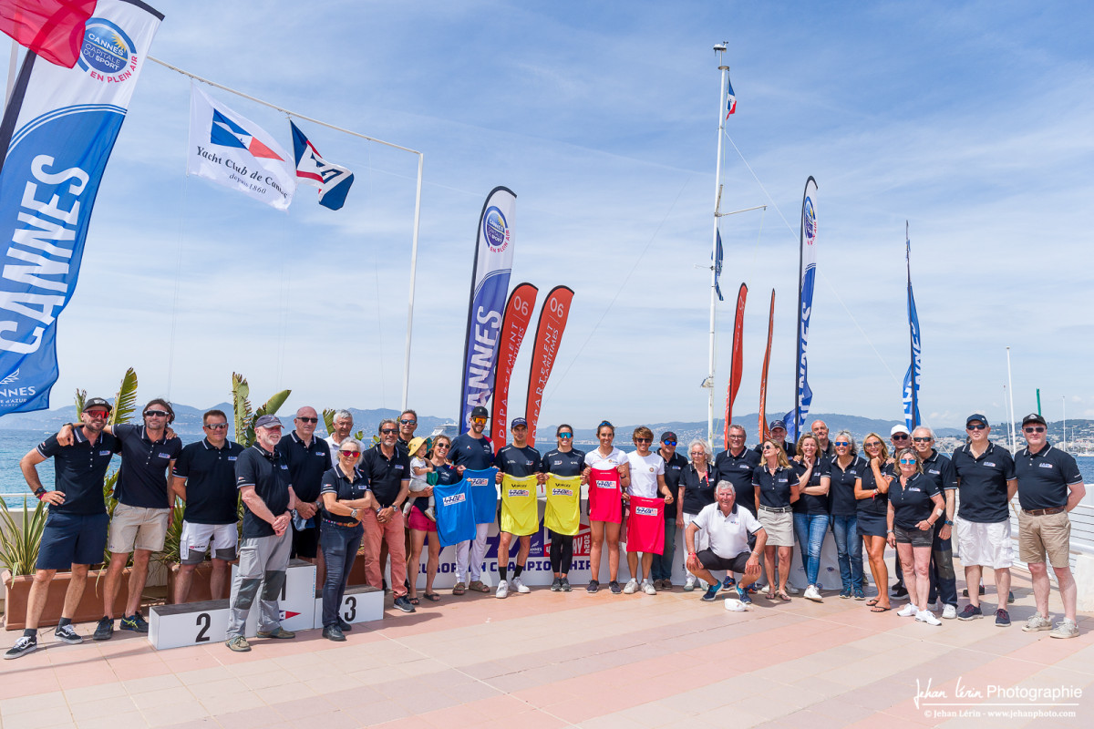 Remise des maillots des 3 premiers du Jour 5 au classement général en présence des bénévoles.