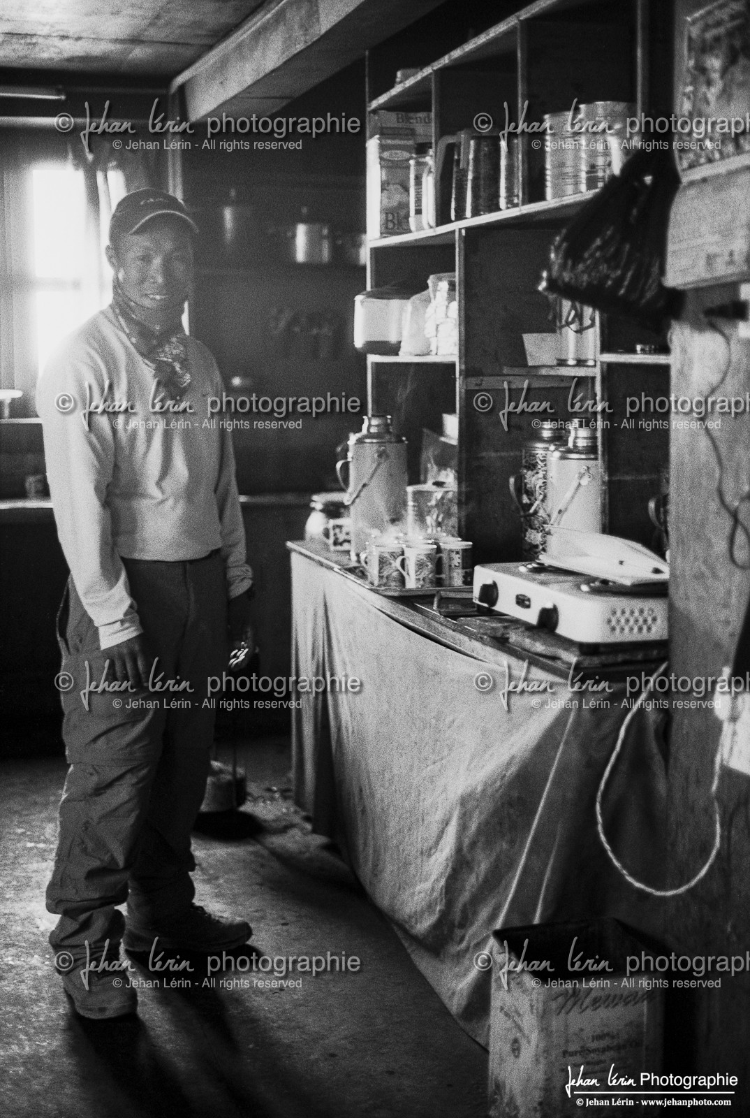 Pemba, assistant guide dans la cuisine d'un lodge